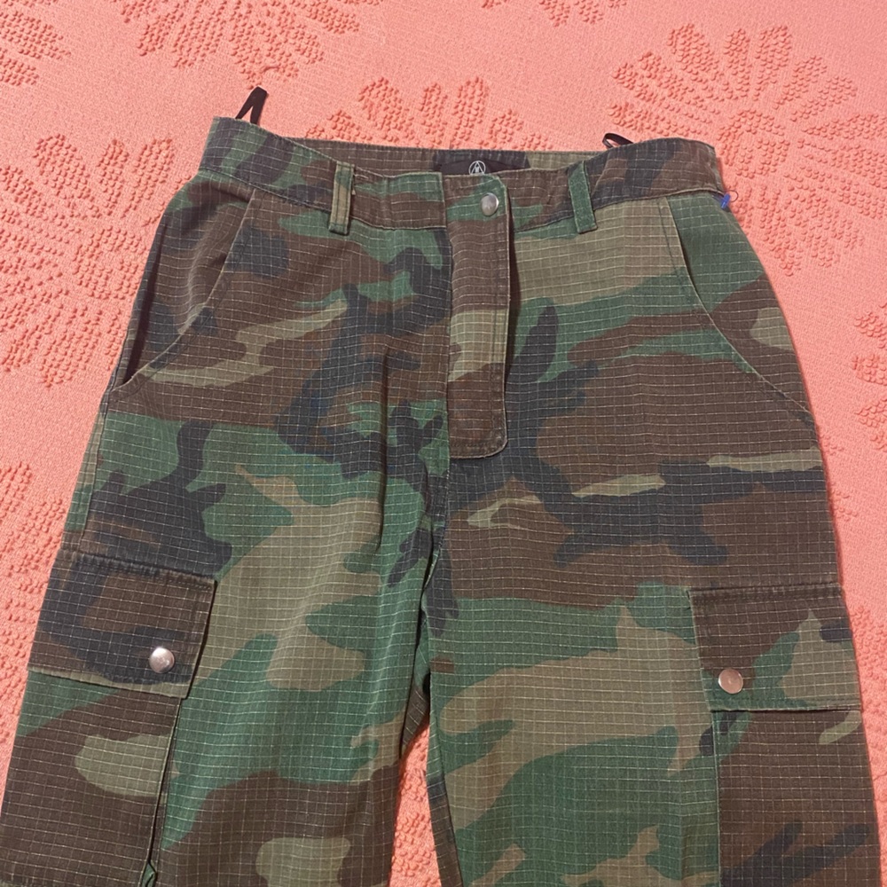 Mid rise Army Cargo Pants with overlaying grid pattern